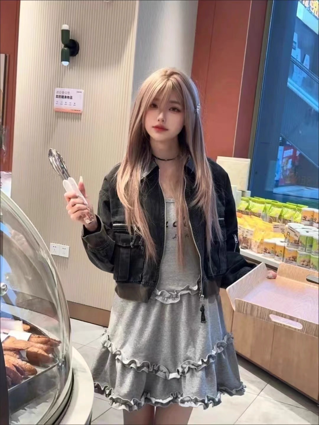 Tiramisu trendy wig with Korean style, full bangs and layered fringe, high-quality wig