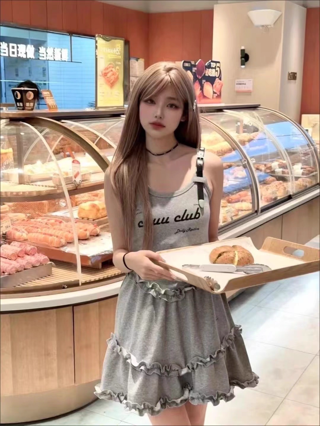 Tiramisu trendy wig with Korean style, full bangs and layered fringe, high-quality wig